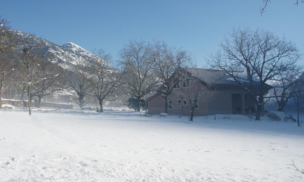 Chalet Coquelicot Калаврита Экстерьер фото