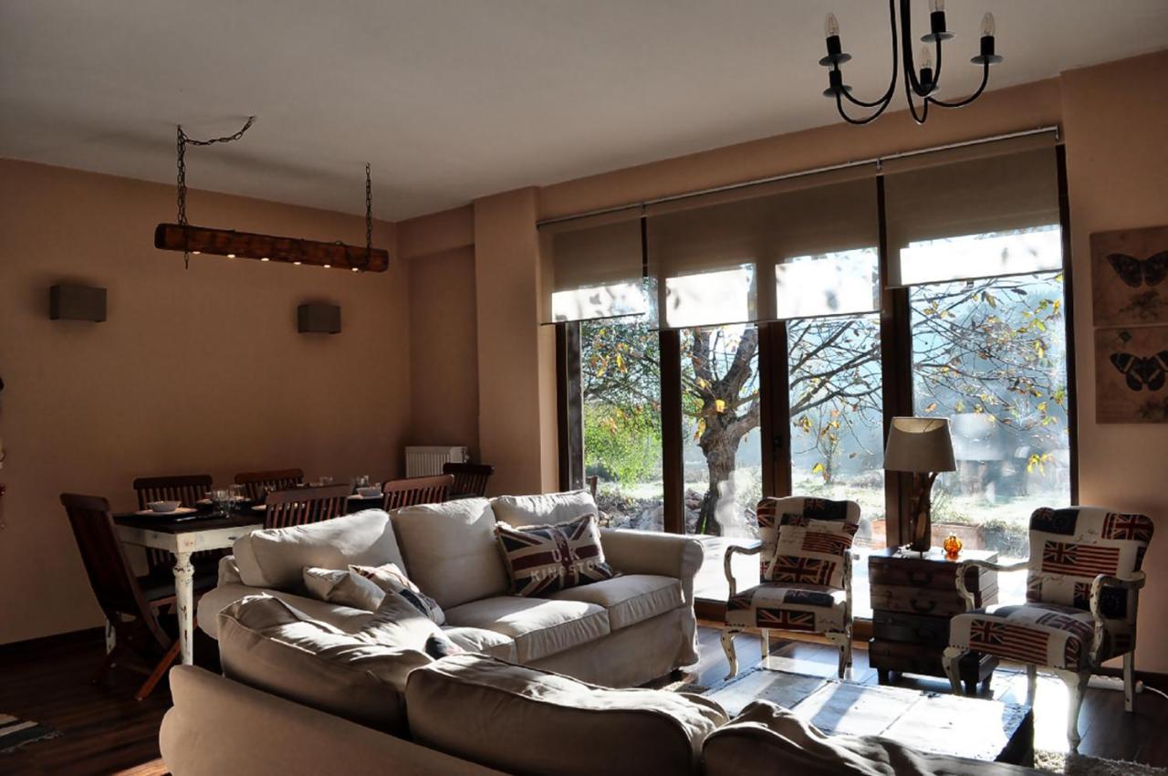 Chalet Coquelicot Калаврита Экстерьер фото